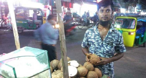 চাকরির পাশাপাশি অবসরে নারিকেল-চিড়া বিক্রি করেন চাঁদপুরের শরীফুল