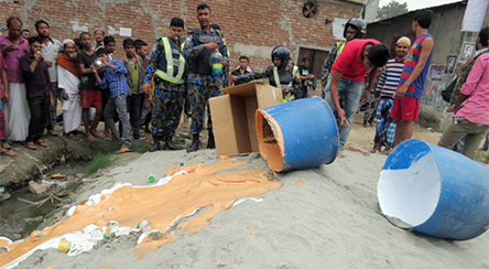 কামরাঙ্গীরচরে আটা-ময়দা দিয়ে ক্রিম ফেসওয়াস বডি লোশন তৈরি