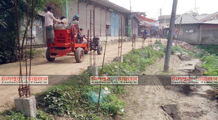হাজীগঞ্জে সরকারি রাস্তা কেটে দোকানঘর নির্মাণের চেষ্টা