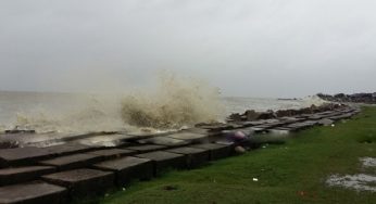 উপকূলে আঘাত হেনেছে ঘূর্ণিঝড় ‘রোয়ানু’