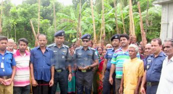 জঙ্গি তৎপরতা ঠেকাতে পুলিশের লাঠি ও বাঁশ বিতরণ