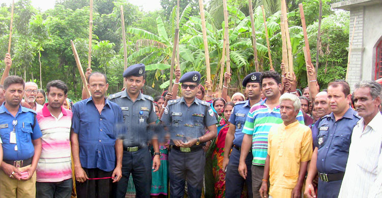 জঙ্গি তৎপরতা ঠেকাতে পুলিশের লাঠি ও বাঁশ বিতরণ