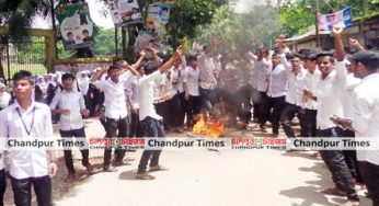 ফরিদগঞ্জে ককটেল ও টায়ার জ্বালিয়ে শিক্ষার্থীদের সড়ক অবরোধ