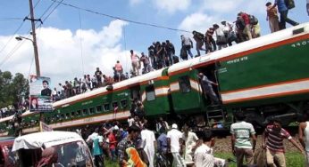 চলন্ত ট্রেনের ছাদ থেকে সেলফি তুলতে গিয়ে আহত অর্ধশত যাত্রী