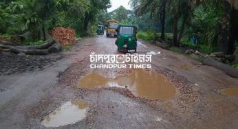 হাজীগঞ্জ-রামগঞ্জ সড়কের গর্তগুলো যেনো ছোটাকৃতির পুকুর!