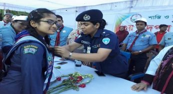 এসপি শামসুন্নাহারের কাছ থেকে আবিদা তাসলিমের অ্যাওয়ার্ড গ্রহণ