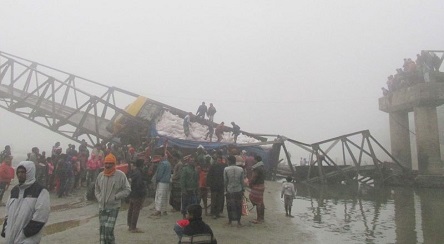 ৭শ' বস্তা সার নিয়ে ট্রাক সেতুতে উঠতেই ভেঙে পড়লো