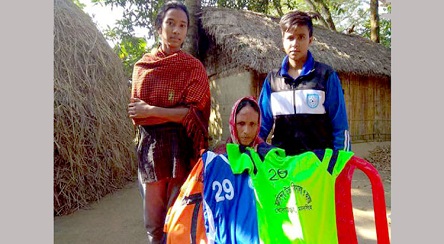 প্রধানমন্ত্রীর কাছ থেকে ৫ লাখ টাকা পেল সাবিনার পরিবার