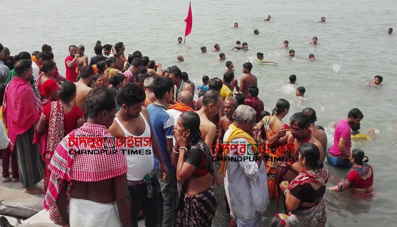 উৎসবমুখর পরিবেশ চাঁদপুরের হিন্দু সম্প্রদায়ের পূণ্য অষ্টমী স্নান