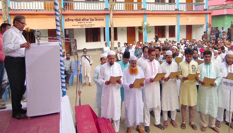 হাজীগঞ্জ বাজার ব্যবসায়ী সমিতির নব-নির্বাচিত পরিষদের শপথ গ্রহণ