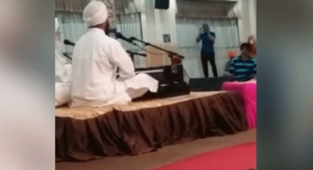 গুরুদুয়ারাতে নামাজ পড়লেন যুবক