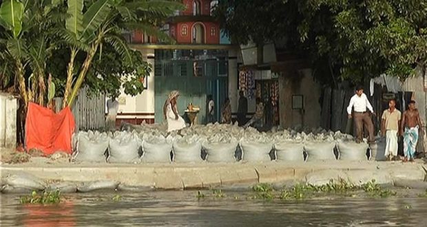 চাঁদপুর শহরে মেঘনার তীব্র স্রোতে তলিয়ে যাচ্ছে ব্লক বাঁধ