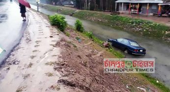 মতলব উত্তরে যাত্রীসহ প্রাইভেট কার নিয়ন্ত্রণ হারিয়ে খালে