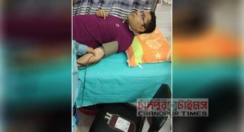 রোজার ক্লান্তি উপক্ষো করে হতদরিদ্র নারীকে রক্ত দিলেন ফরিদগঞ্জ ইউএনও