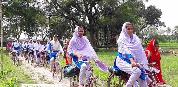 সাইকেল চালিয়ে প্রতিদিন স্কুলে যাচ্ছে দু’শ ছাত্রী