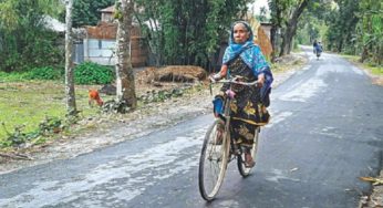 ৯০ বছরের জহিরন সাইকেল চালিয়ে স্বাস্থ্যসেবা দিচ্ছেন