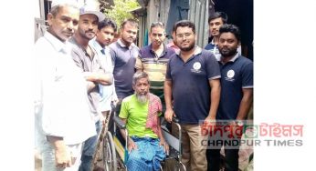 চাঁদপুরে তরুণদের প্রচেষ্টায় প্রতিবন্ধীকে হুইলচেয়ার বিতরণ