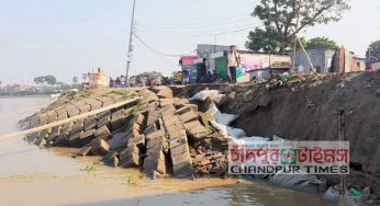 চাঁদপুরে শহর রক্ষাবাঁধে বড় অংশজুড়ে দেবে গেছে সিসিব্লক : ৮ বসতঘর বিলিন