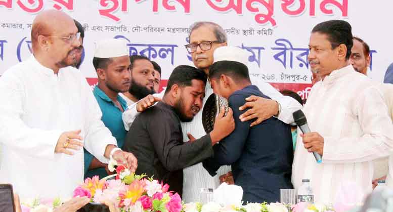 ট্রেন দুর্ঘটনায় নিহত হাজীগঞ্জের দম্পতির সন্তানদের পাশে মেজর রফিক