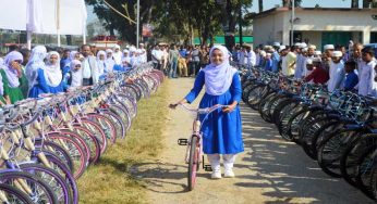 কুমিল্লায় বাইসাইকেল পেলো ১শ শিক্ষার্থী