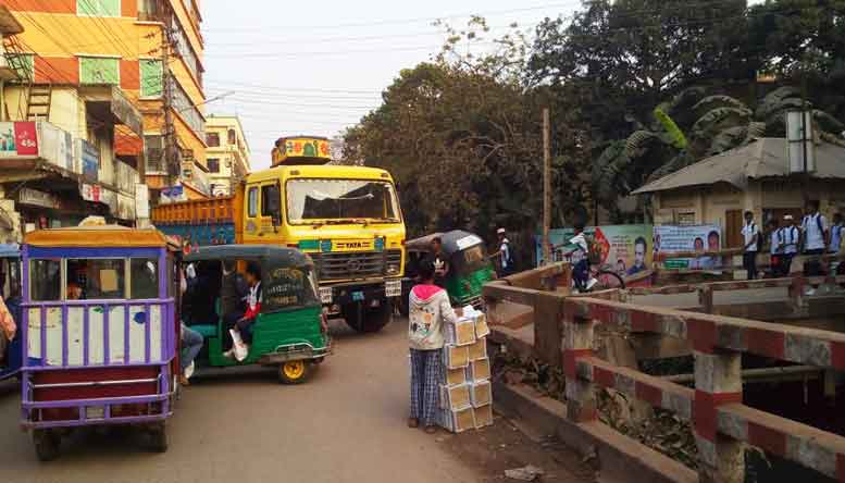  চাঁদপুরে এসবি খালের ব্রিজটি ঝুঁকিপূর্ণ : ভারী যানবাহনে ঘটছে দুর্ঘটনা
