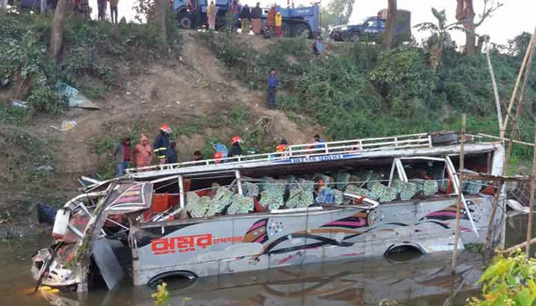 কুমিল্লা দাউদকান্দিতে বাস খাদে পড়ে হতাহত ১৮