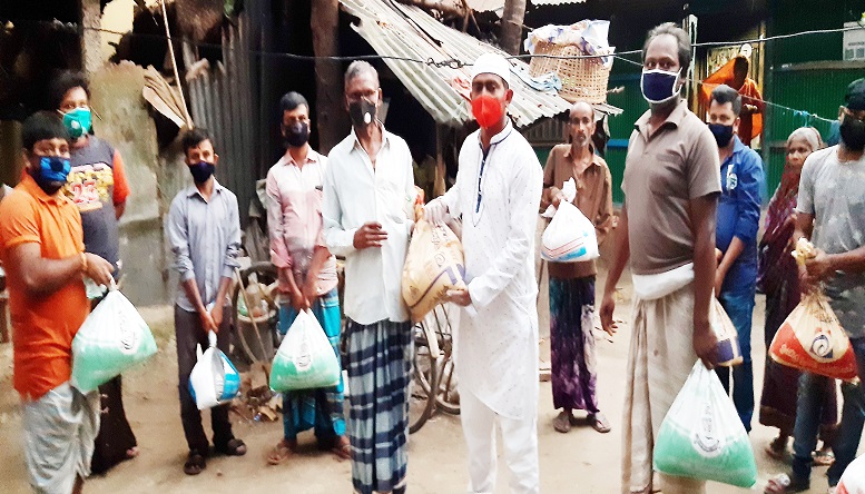 অসহায়দের মাঝে ফরিদগঞ্জের পৌর মেয়রের চাল বিতরণ