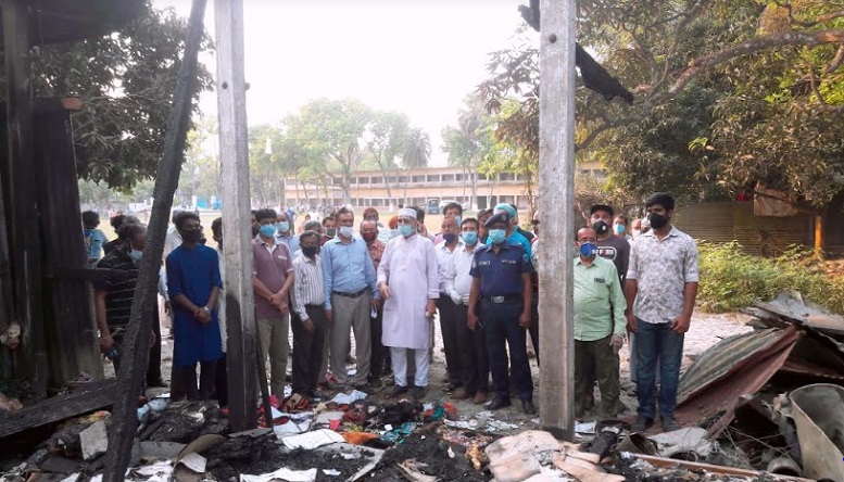 মতলবে অগ্নিকাণ্ডে ক্ষতিগ্রস্থ সহকারি অধ্যাপককে এমপির অনুদান