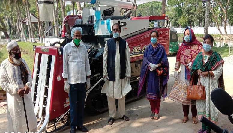 চাঁদপুরে কৃষককের মাঝে কম্বাইন হারভেস্টার বিতরণ