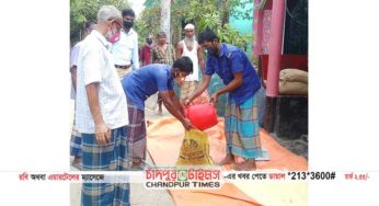 বিভিন্ন মোড়ে ও বাড়ির সামনে চাউলের বস্তা নিয়ে ইউপি চেয়ারম্যান