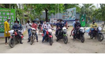ঘরে ঘরে খাদ্য সামগ্রী পৌঁছে দিলেন মতলব দক্ষিণের ইউএনও