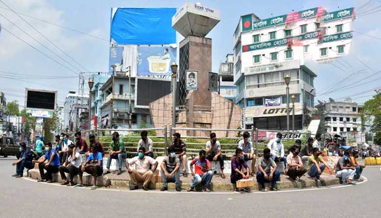 ৩১ যুবককে ৩০ মিনিট রোদে বসিয়ে রাখলো পুলিশ