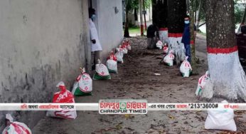 সামাজিক দূরত্ব বজায় রেখে দরিদ্রদের পাশে চাঁদপুর সদর ইউএনও