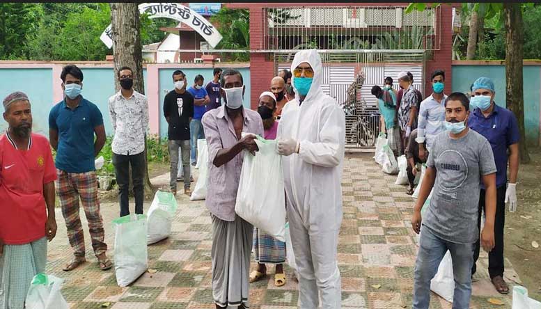 চাঁদপুরে ৬ শাতধিক মধ্যবিত্তদের মাঝে খাদ্য সামগ্রী দিলেন ভাই-বোন