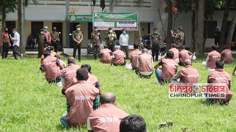 আনসার সদস্যের মাঝে ত্রাণ বিতরণ