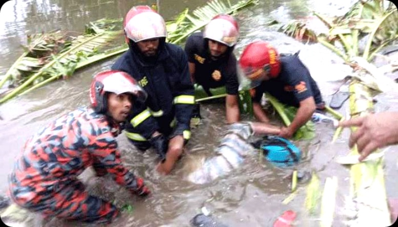 রডবোঝাই ট্রাক উল্টে খাদে : প্রাণ গেল ১৩ জনের