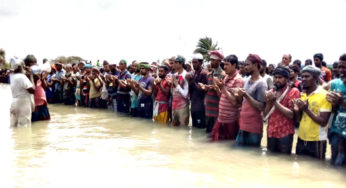 হাঁটু পানিতে দাঁড়িয়ে ঈদের নামাজ