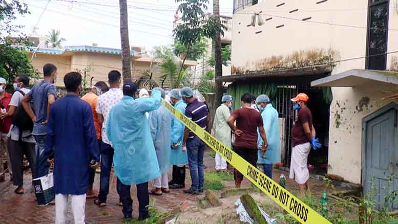 স্ত্রী-কন্যাসহ বাসা থেকে সাবেক ব্যাংক কর্মকর্তা পচন ধরা লাশ উদ্ধার