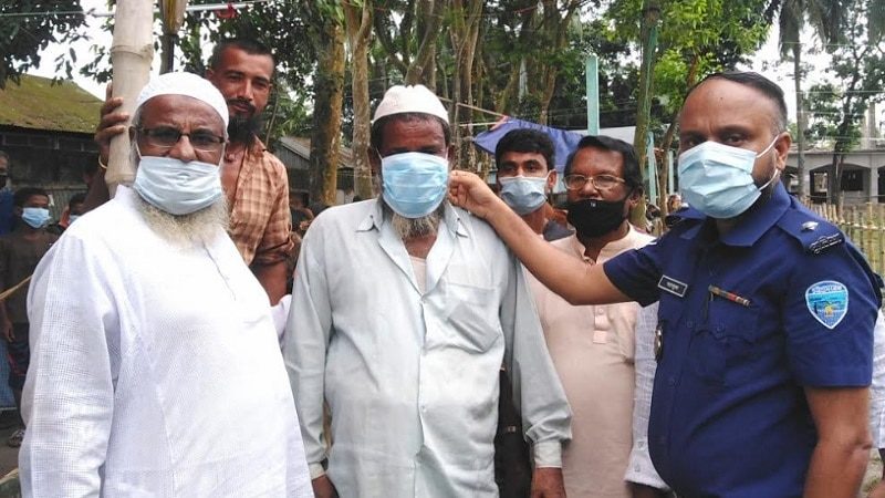 চাঁদপুর পুরাণবাজারে পশুর হাটে পুলিশের মাস্ক বিতরণ