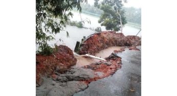 কচুয়ায় ভারি বর্ষণে রাস্তা ধসে পড়েছে