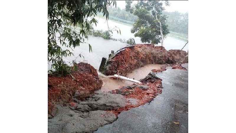 কচুয়ায় ভারি বর্ষণে রাস্তা ধসে পড়েছে