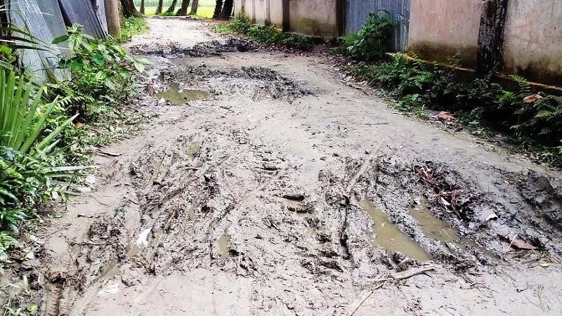 সামান্য বৃষ্টি হলেই জমে যায় কাদা : চরম দূর্ভোগে এলাকাবাসী