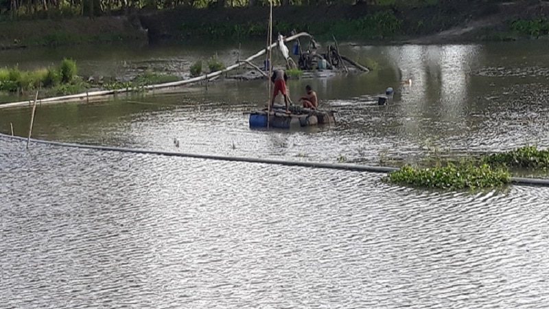 কচুয়ায় মিনি ড্রেজারে চলছে জমজমাট বালুর ব্যবসা : যেনো দেখার কেউ নেই