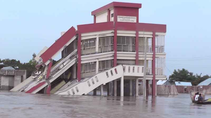 পদ্মার পেটে গেল আরও এক স্কুল সাইক্লোন শেল্টার