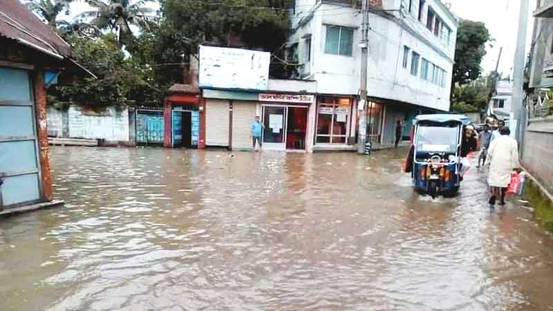 মেঘনার পানি বিপৎসীমার ওপরে : জোয়ারে চাঁদপুর শহর প্লাবিত