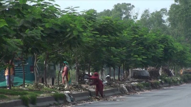 ঢাকা-চট্টগ্রাম মহাসড়কে আবর্জনা ও পোস্টার সরিয়ে নিতে সেতুমন্ত্রীর নির্দেশ