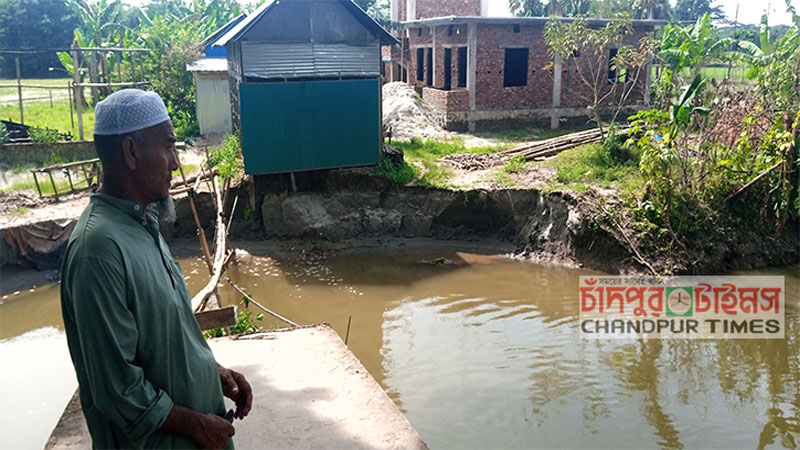 ঠিকাদারের গাফিলতির কারনে অসহায় বৃদ্ধার বাড়ি নদীগর্ভে