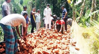 ফরিদগঞ্জে অতি বৃষ্টিতে ক্ষতি হওয়া রাস্তা মেরামত