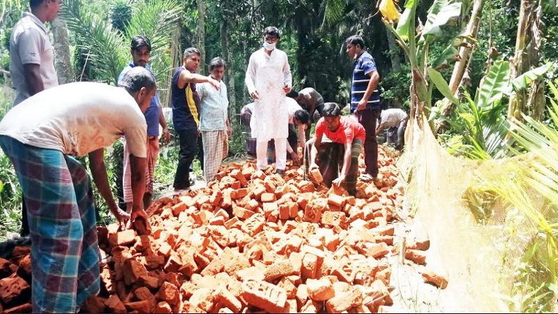 ফরিদগঞ্জে অতি বৃষ্টিতে ক্ষতি হওয়া রাস্তা মেরামত