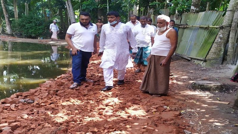 ফরিদগঞ্জে অতি বৃষ্টিতে ভেঙ্গে যাওয়া রাস্তা মেরামত